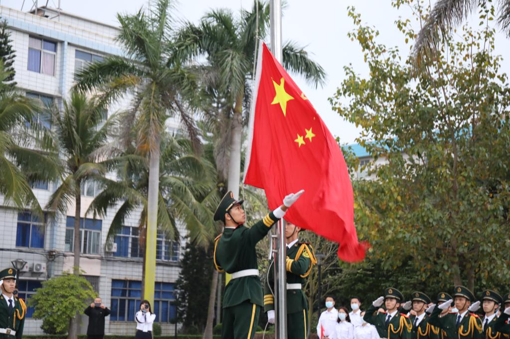 学校举行2021年春季开学升旗仪式